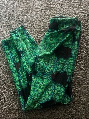LuLaRoe Green and Black Bigfoot Print Leggings